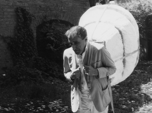 Tadeusz Kantor z plecakiem Wiecznego Wędrowca na dziedzińcu Cricoteki fot. Daniel Simpson (źródło: materiały prasowe)