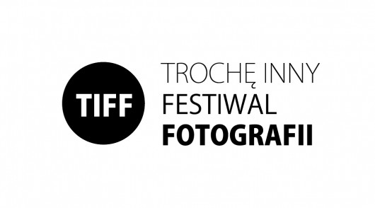 Trochę Inny Festiwal Fotografii, logo (źródło: materiały prasowe organizatora)
