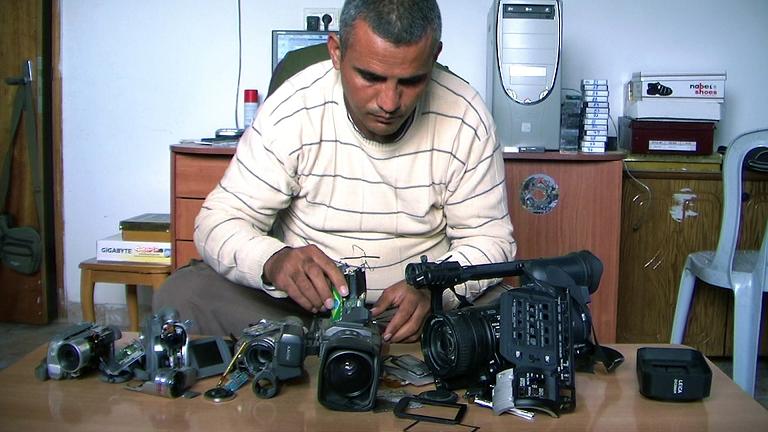 „Pięć rozbitych kamer”, reż. Emad Burnat, Guy Davidi - kadr z filmu (źródło: materiały prasowe)