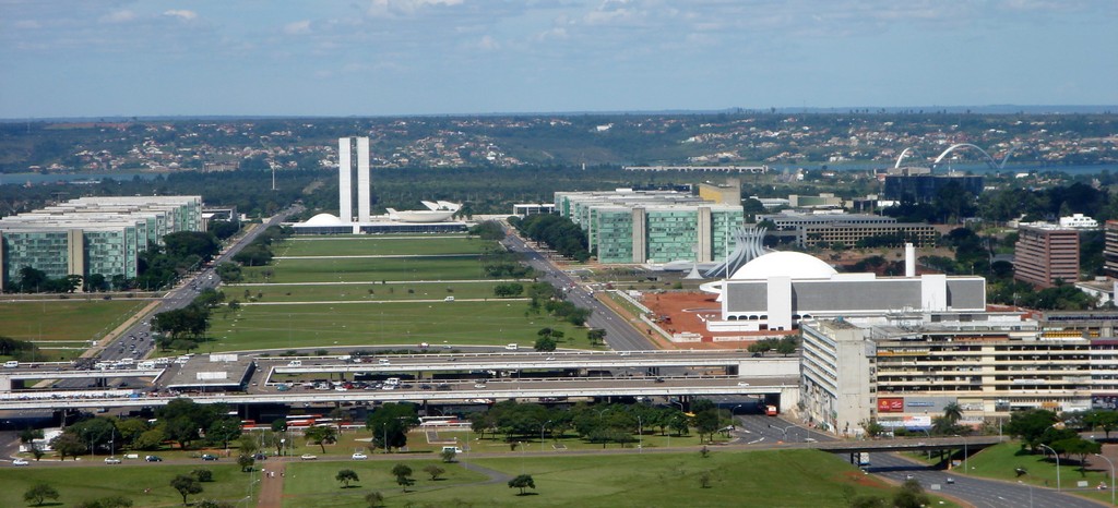 Parlament, Katedra, Muzeum Narodowe, Brasilia, architekt: Oscar Niemeyer, 2006 (źródło: Wikipedia. Wolna Encyklopedia)