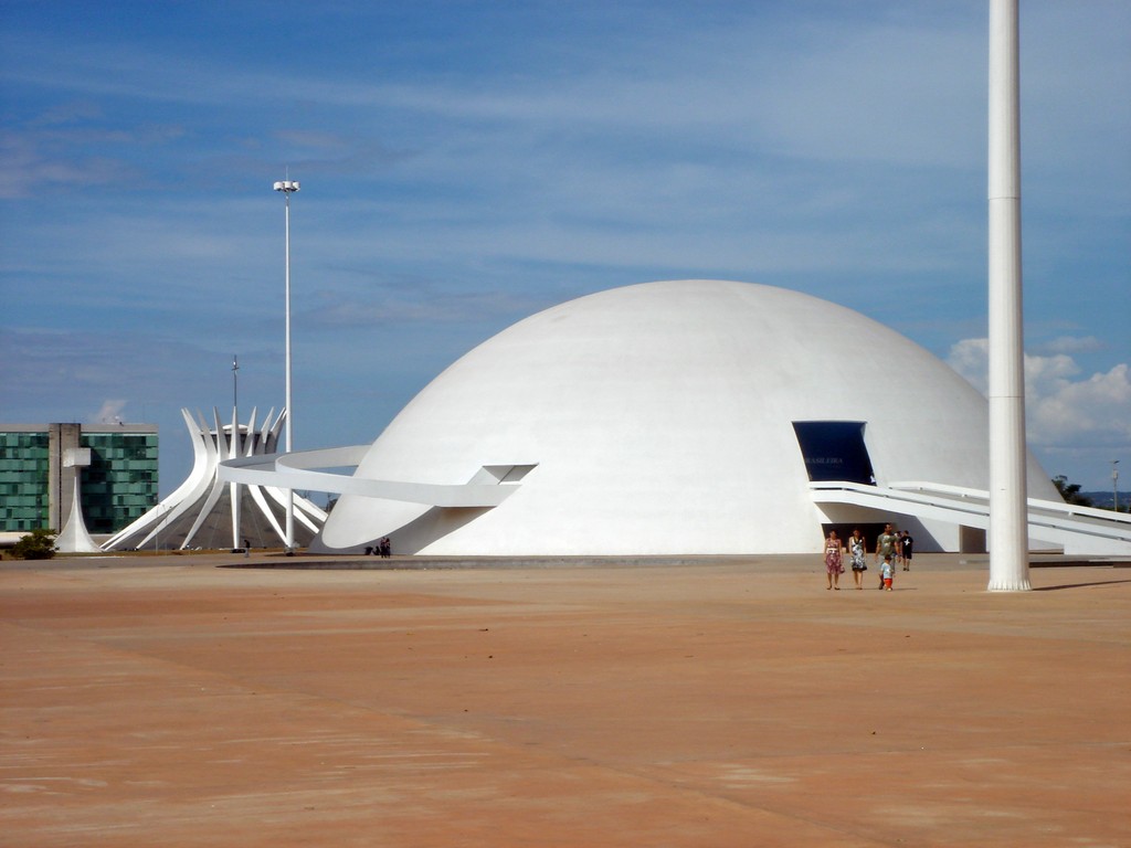 Muzeum Narodowe, Brasilia, D.F., Neimeyer (źródło: Wikipedia. Wolna Encyklopedia)