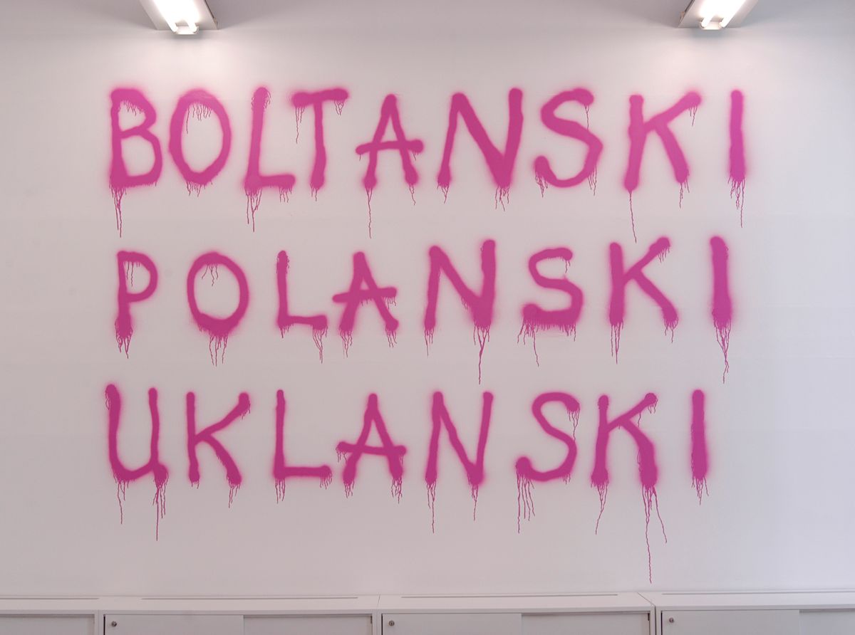 Piotr Uklański, Bez tytułu („Boltanski, Polanski, Uklanski”), 2005, widok instalacji, Galerie Emmanuel Perrotin, Paryż, dzięki uprzejmości artysty (źródło: materiały prasowe organizatora)