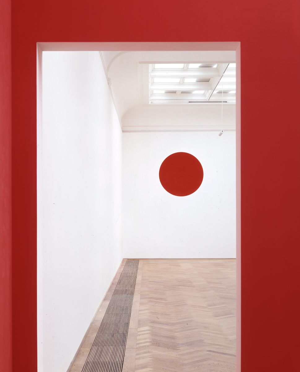 Piotr Uklański, Bez tytułu („Japonia”), 2004, widok instalacji „Ziemia, wiatr i ogień”, Kunsthalle Basel, dzięki uprzejmości artysty (źródło: materiały prasowe organizatora)