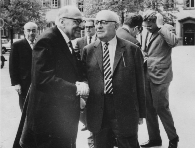 Theodor Adorno (z prawej) w Heidelbergu, 1965 (źródło: Wikipedia. Wolna Encyklopedia)
