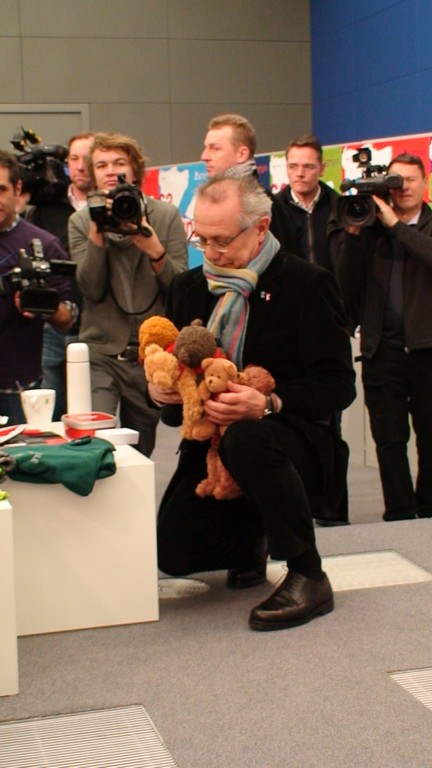 Dieter Kosslick reklamuje maskotki Berlinale, fot. A.Hołownia