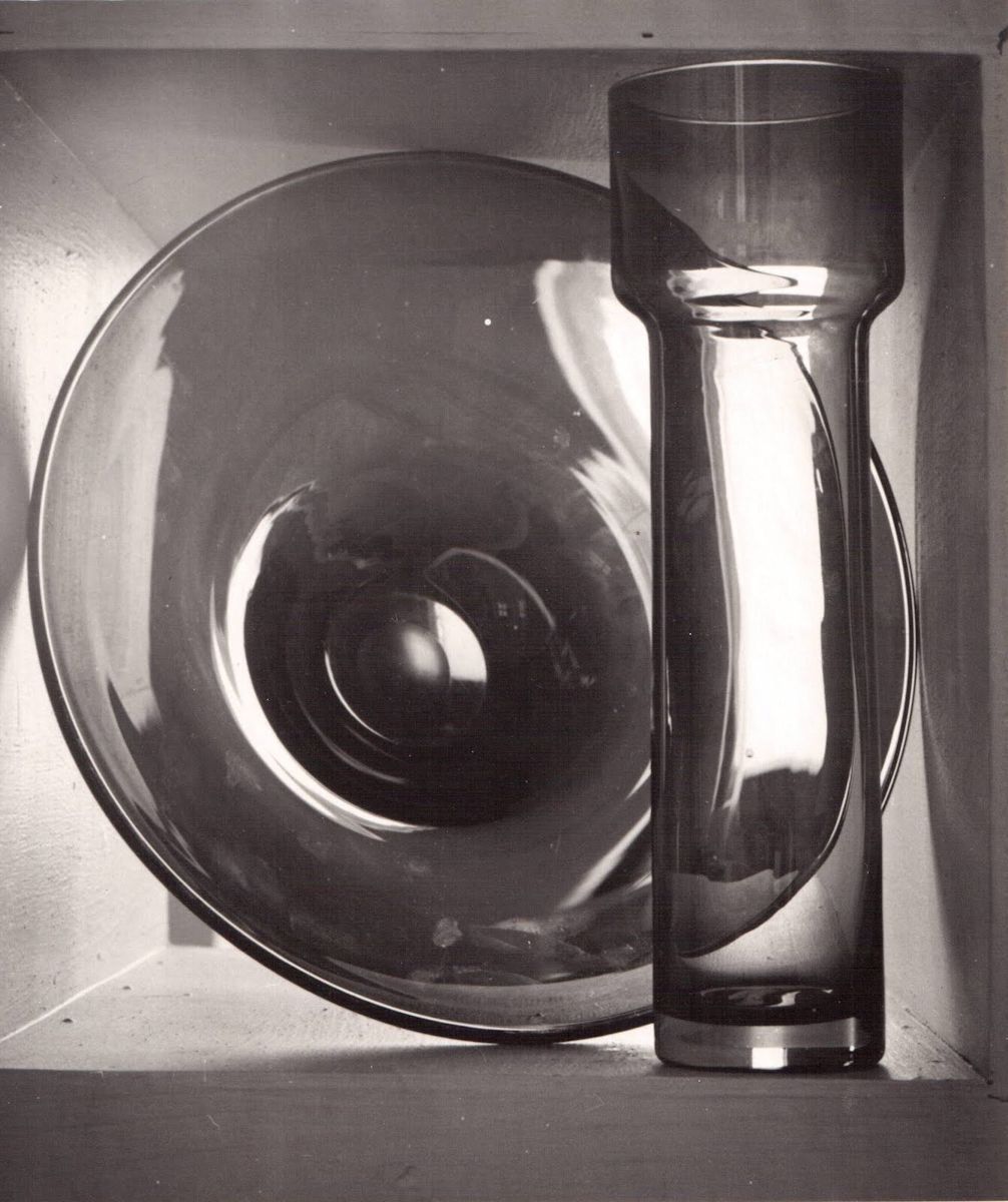 Naczynia szklane projektu Leszka Kaufholda, przed 1970, fotografia czarno-biała, 18 x 24 cm (źródło: materiały prasowe organizatora)