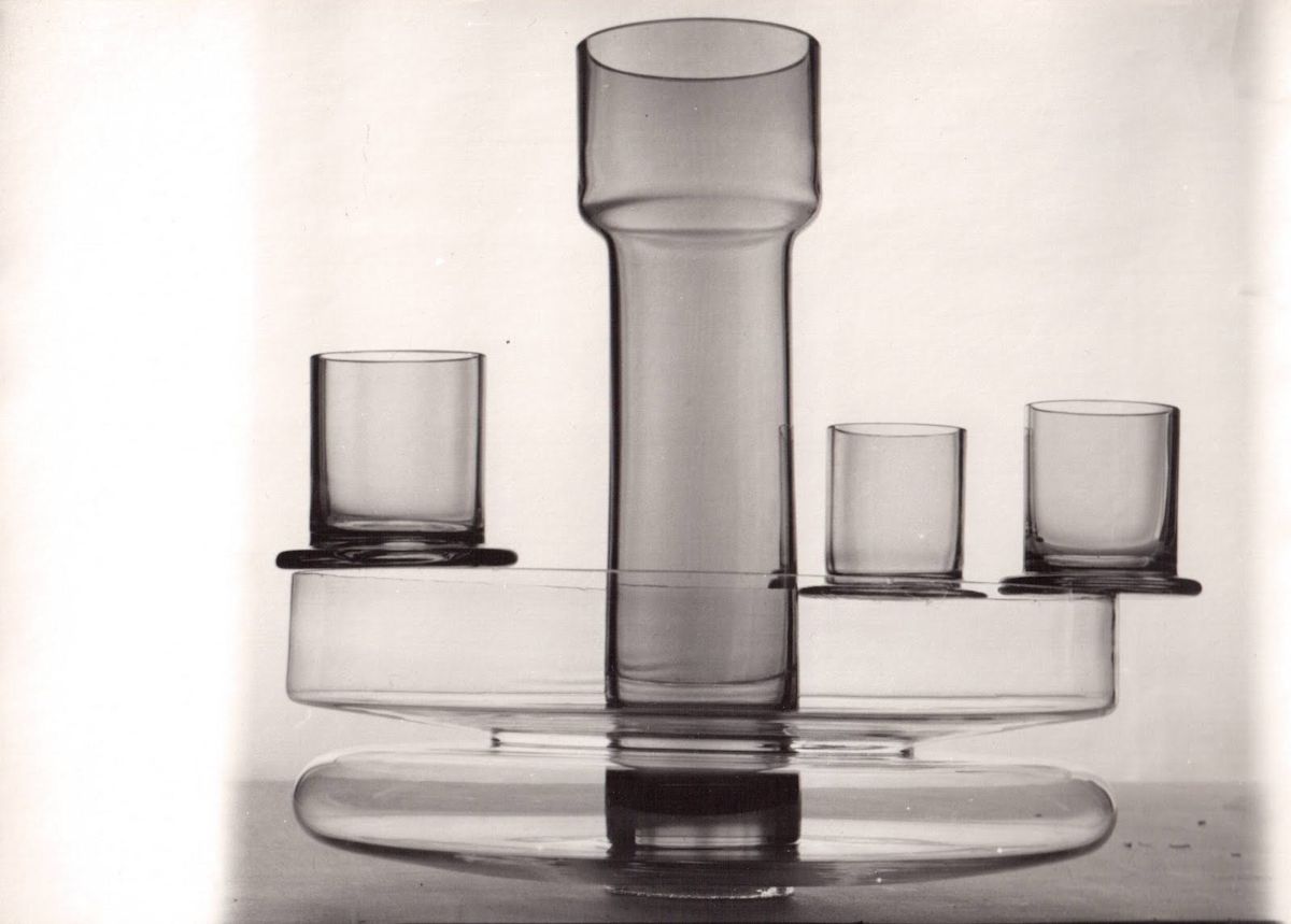 Naczynia szklane projektu Leszka Kaufholda, przed 1970, fotografia czarno-biała, 18 x 24 cm (źródło: materiały prasowe organizatora)