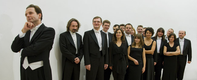 Massimiliano Caldi (pierwszy z lewej) i Śląska Orkiestra Kameralna Foto Krzysztof Lisiak (źródło: materiały prasowe)