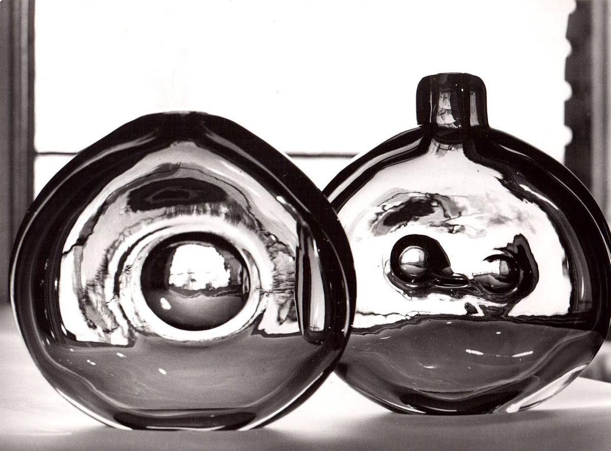 Formy dekoracyjne z barwionego szkła sodowego 'Soczewka' projektu Michała Diamenta, 1973, fotografia czarno-biała, 18 x 24 cm (źródło: materiały prasowe organizatora)