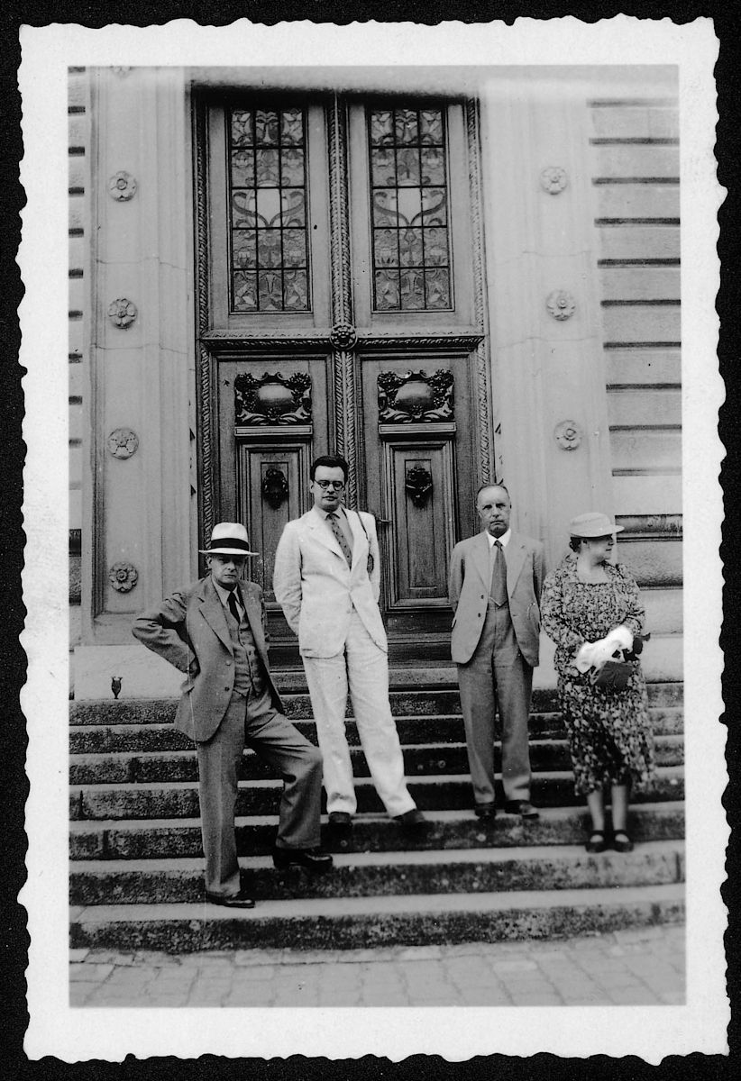 Paul i Felix Klee, Hermann i Margrit Rupf na schodach katedry St. Ursen, Solothurn, lato 1937 r. Fot. Lilly Klee. Archiwum Rupfa, Kunstmuseum Bern (źródło: materiały prasowe organizatora)