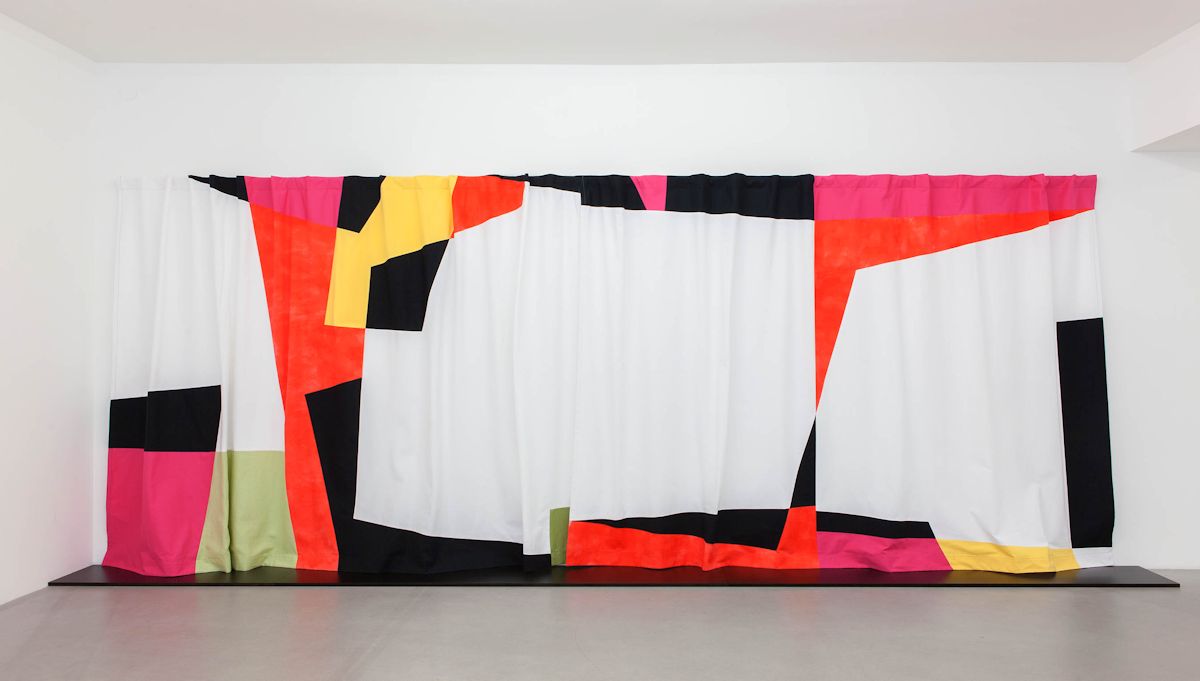 Sarah Crowner, „Kurtyna Teatru” (after Maria Jarema), 2012, Fabric paint on canvas, 2 panels, total approx 600 x 260cm, Courtesy Galerie Nordenhake and the artist