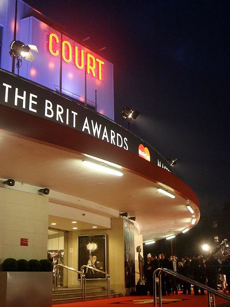 Wejście do Earls Court Exhibition Centre w którym odbyło się rozdanie statuetek BRIT Awards w 2008 roku