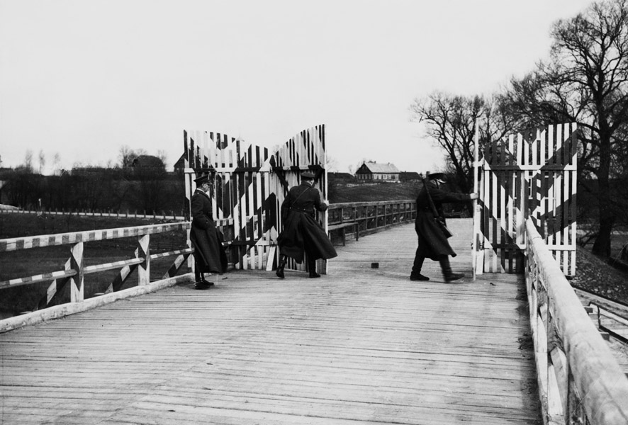 Punkt na granicy polsko-litewskiej po nawiązaniu stosunków dyplomatycznych między Polską a Litwą, 1938, fot. NAC (źródło: materiał prasowy)