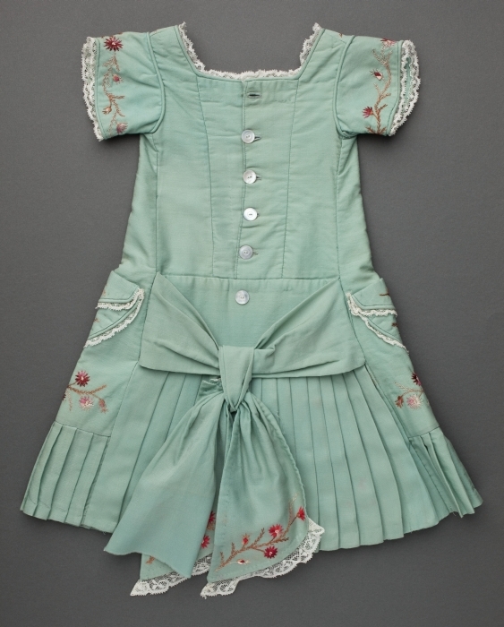 sukienka dla kilkuletniej dziewczynki, ok. 1880 (źródło: materiały prasowe organizatora)