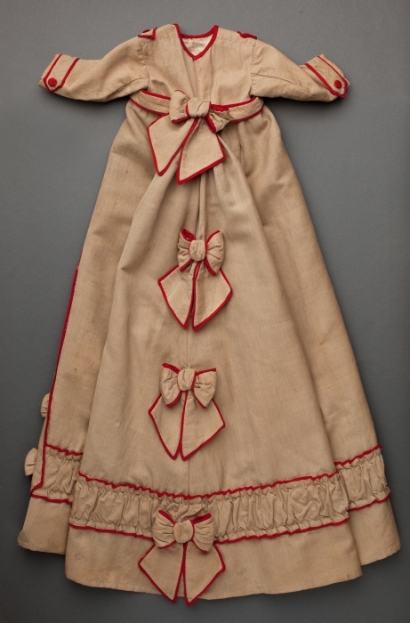 Długa sukienka dla dziecka noszonego na rękach (przód, z patkami - bez kokardek) , ok. 1835 (źródło: materiały prasowe organizatora)