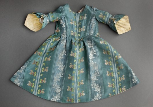 Sukienka dla 3-letniej dziewczynki według mody dworskiej, połowa XVIII w. (źródło: materiały prasowe organizatora)