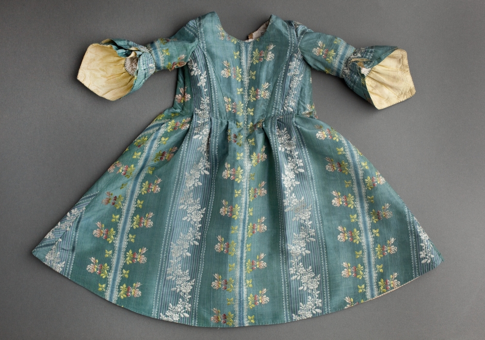 Sukienka dla 3-letniej dziewczynki według mody dworskiej, połowa XVIII w. (źródło: materiały prasowe organizatora)