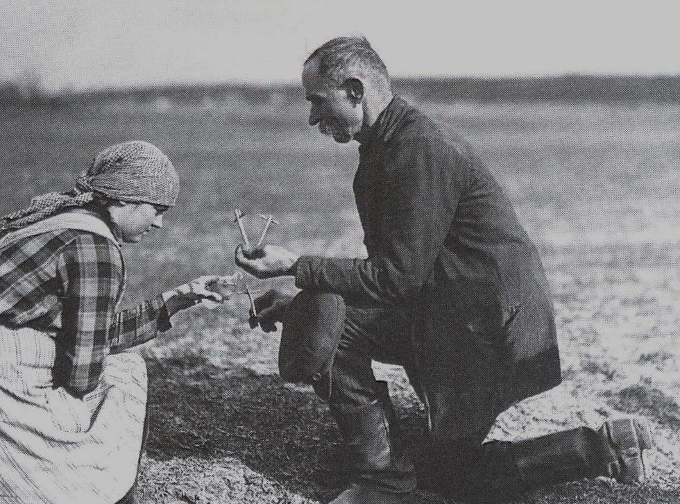 Zatykanie w polu krzyżyków przygotowanych z palm, Gliwickie, lata 30. XX w (źródło: materiały prasowe organizatora)
