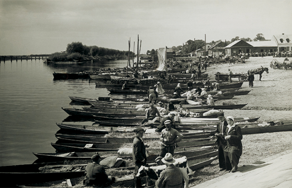 Pińsk. Targ na łodziach na brzegu Piny, fot. Henryk Poddębski (źródło: materiały prasowe organizatora)