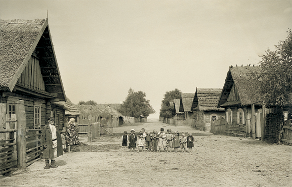 Zajerzierza. Gromadka dzieci na wiejskiej ulicy, fot. Henryk Poddębski (źródło: materiały prasowe organizatora)