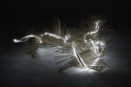 Natalia Sienkiewicz - lampa SPIKESTICK - patyki do szaszłyków, wężyk plastikowy, taśma LED (źródło: materiały prasowe organizatora)