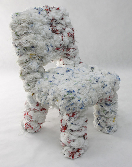 Ola Polek - krzesło „sheep" - reklamówki polietylenowe, sznurek, tektura, filc, blacha, stare krzesło (źródło: materiały prasowe organizatora)