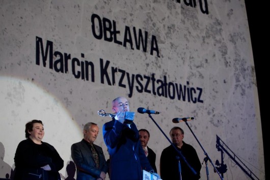 Marcin Kryształowicz odbiera Krakowską Nagrodę Filmową za film „Obława”, fot. Joanna Pieczara (źródło: materiały prasowe)