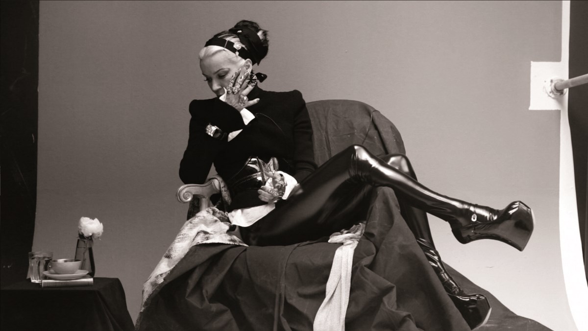 Daphne Guinness podczas prowadzonego na żywo wywiadu z cyklu „In Fashion” realizowanego przez SHOWstudio, 2011. Dzięki uprzejmości SHOWstudio