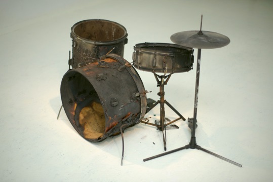 Konrad Smoleński, „Drum Kit”, 2009, obiekt (spalona perkusja), 100 × 150 × 100 cm, prywatna kolekcja, fot. Konrad Smoleński (źródło: materiały prasowe organizatora)