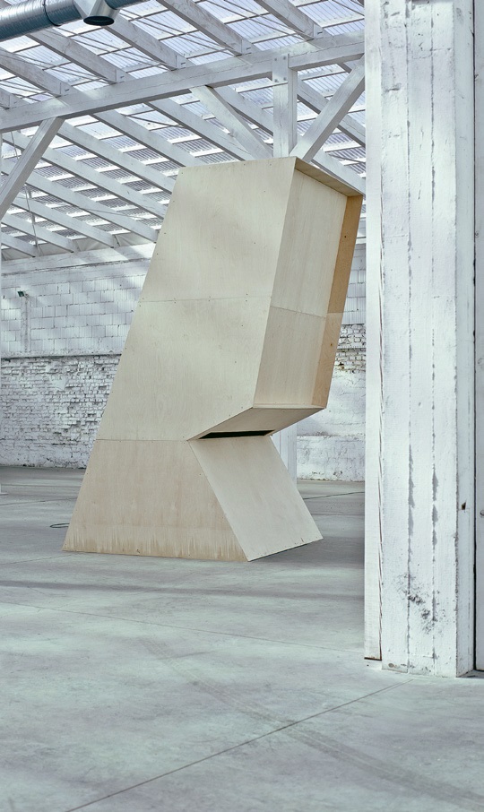 Konrad Smoleński, „It’s Bigger Than Me”, 2012, obiekt dźwiękowy (drewno, sprzęt dźwiękowy), 350 x 200 x 200 cm, dzięki uprzejmości artysty i Galerii LETO, fot. Bartosz Górka