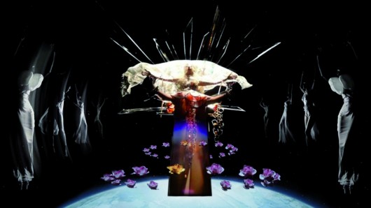 Kadr z wideoklipu Nicka Knighta do utworu „Born This Way” Lady Gagi, 2011. Dzięki uprzejmości Nicka Knight’a i SHOWstudio