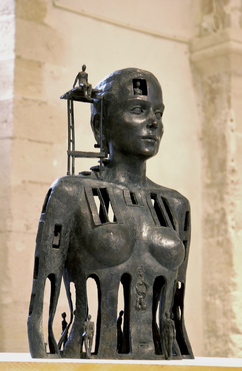 Beatrice Bizot, „Kobieta arkadowa”, 2004, brąz, 62x43x21cm, kolakcja prywatna, Tarragona (źródło: materiały prasowe organizatora)