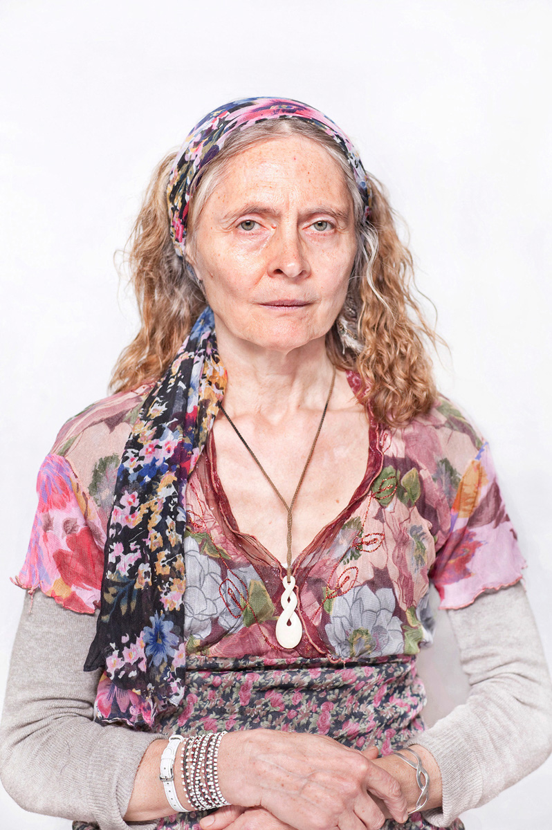 Katarzyna Majak, „Joanna – prowadzi kręgi i ceremonie dla kobiet”, z cyklu „Kobiety Mocy”, dzięki uprzejmości artystki i galerii Porter Contemporary NY
