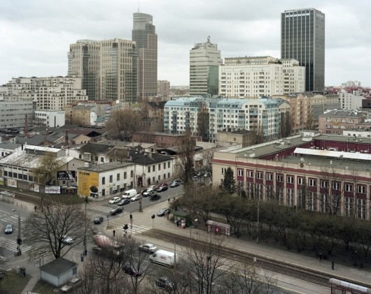 Skrzyżowanie ul. Prosta i ul. Żelazna, 08.04.2011, fotografia prezentowana na wystawie „Inne Miasto” w warszawskiej Zachęcie (źródło: materiały prasowe organizatora)