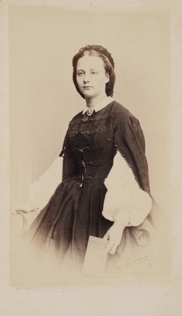Portret kobiety w sukni stylizowanej na kontusik. fot. Teodor Szajnok, 1860 - 1863 (źródło: materiały prasowe organizatora)