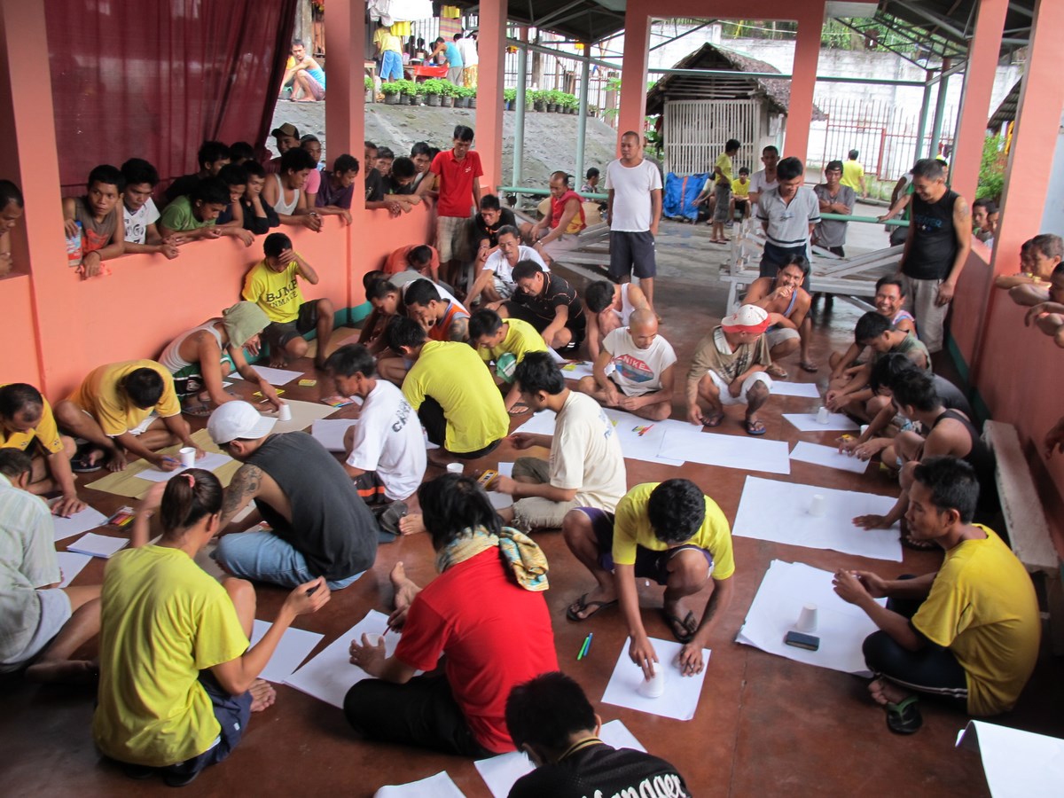 Izabela Ołdak, warsztaty „Uzdrawiającej Mandali” (Healing Mandala workshop), więzienie w Tacloban, Filipiny, 2012 (źródło: materiały prasowe organizatora)