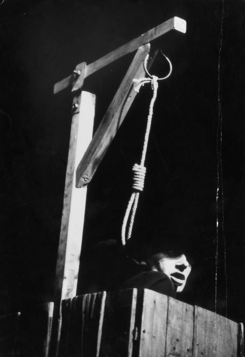 Fotografia ze spektaklu „Niech sczezną artyści” (1985), Wisielec: Roman Siwulak, fot. Caroline Rose (źródło: materiały prasowe organizatora)