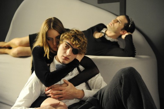 Niels Schneider, Kate Moran i Nicolas Maury w filmie „Spotkania po północy”, reż. Yann Gonzalez (źródło: materiały prasowe organizatora)