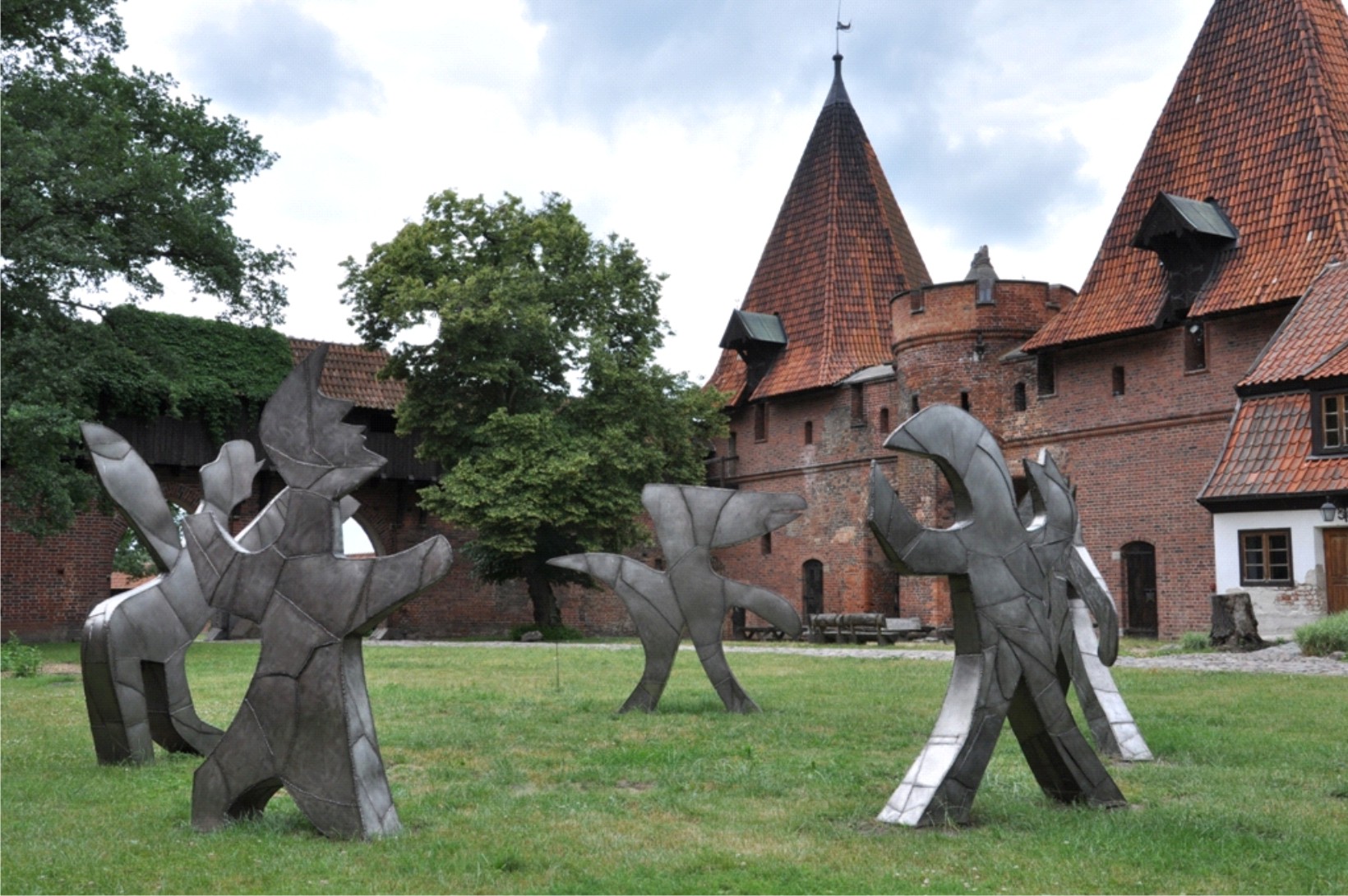 „Gawain, Parsifal, Lancelot, Wizard, Galahad z cyklu Dwór Króla Artura”, Magdalena Abakanowicz