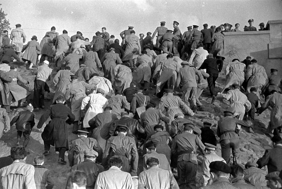 „Tłum wychodzący ze stadionu”, 1957, fot. Tadeusz Rolke (dzięki uprzejmości artysty) (źródło: materiały prasowe)