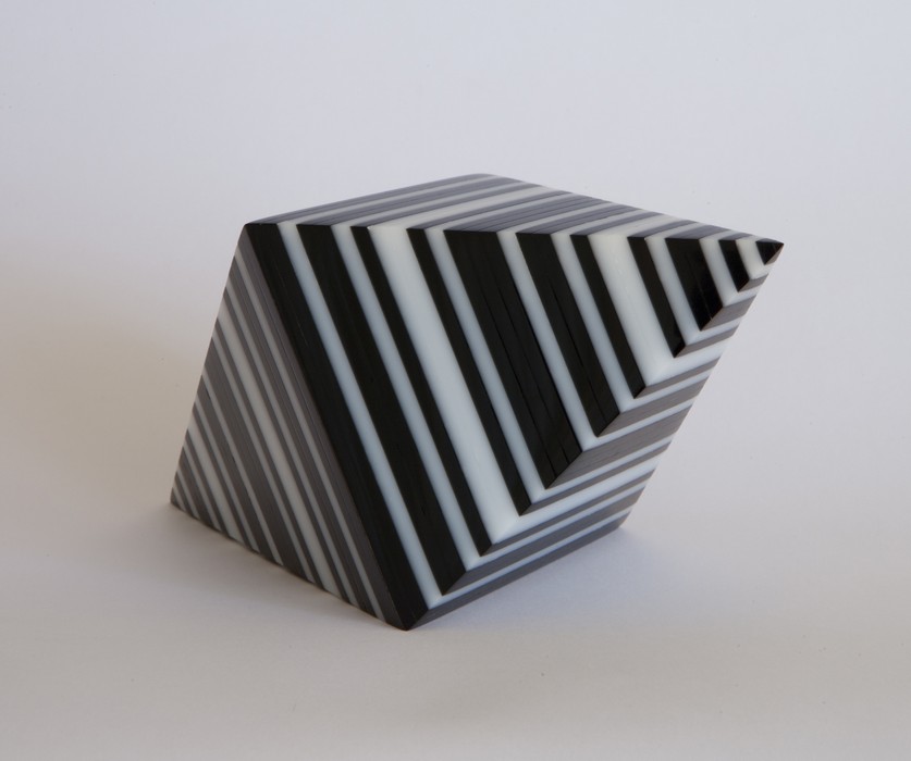 Maurycy Gomulicki „El-Iksir”, Obiekt, 8.5 x 8.5 x 18 cm, plexiglass, ed. 25 + 2AP 2013 (źródło: materiały prasowe organizatora)