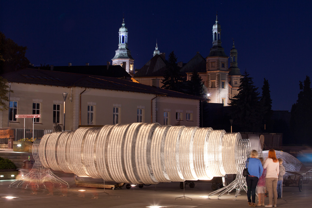 Adam Garnek, „Turbina”, interaktywna instalacja, Plac Artystów w Kielcach, fot. K. Peczalski (źródło: materiały prasowe organizatora)
