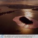 Christo, „Surrounded Island”, Floryda 80-83, fot. Wolfgang Volz, 1983, fotografia, 27 x 19 cm (źródło: materiały prasowe organizatora)