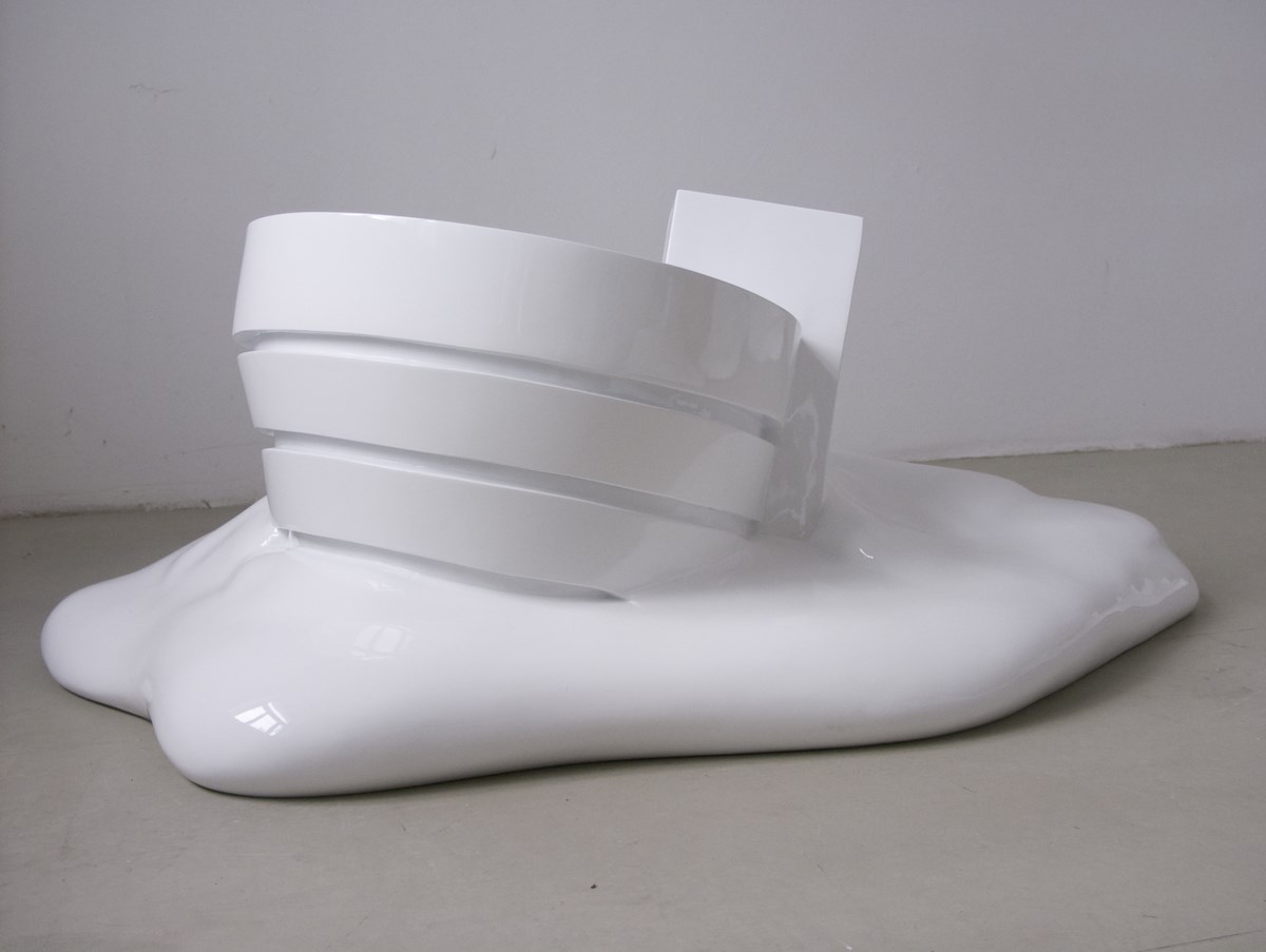 Erwin Wurm, „Topniejący Guggenheim”, 2005, żywica, 45 × 136 × 101 cm, dzięki uprzejmości Xavier Hufkens Gallery, Bruksela, Belgia, fot. Studio Wurm (źródło: materiały prasowe organizatora)