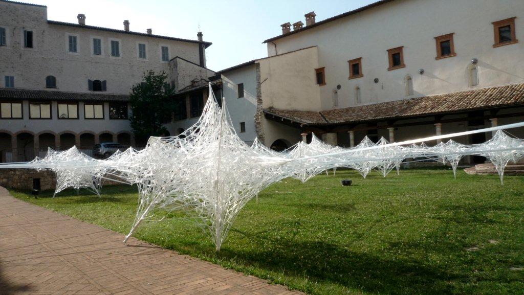 Ludwika Ogorzelec, „Patrząc z góry”, z cyklu „Krystalizacja przestrzeni”, Chiostro San Nicolo w Spoleto, 2013, fot. Ludwika Ogorzelec (źródło: materiały prasowe organizatora)