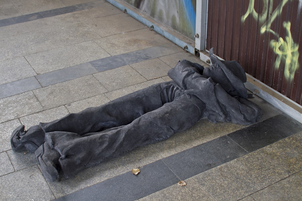 Łukasz Jastrubczak, „Śpiący kowboj”, rzeźba, beton, czarny pigment, 183 x 40 x 30 cm, 2011 (źródło: materiały prasowe organizatora)