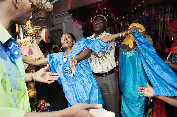 Shannon Taggart, „Vodou Ceremonies in Mambo Rose Marie Pierre's Basement Temple”, Brooklyn, New York, 2009–20124. Dzięki uprzejmości artystki (źródło: materiały prasowe organizatora)