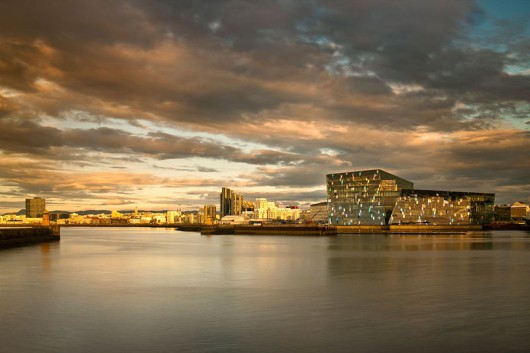 Harpa – sala koncertowa oraz centrum konferencyjne w Reykjaviku, proj. Henning Larsen Architect, autor: Josefine vesterbrogade (źródło: Wikimedia Commons)