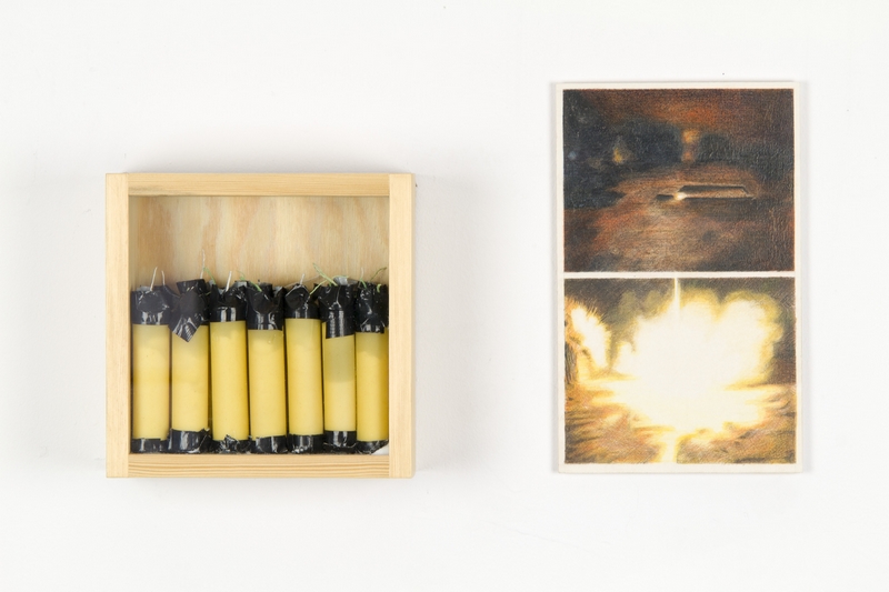 Szymon Kobylarz, „Canneloni bomb”, z cyklu „Civil Defense”, 2009, drewniana kaseta z szybą, inne media, 22 x 22 x 9,5 cm, rysunek kredkami, 28,5 x 18 cm (źródło: materiały prasowe organizatora)