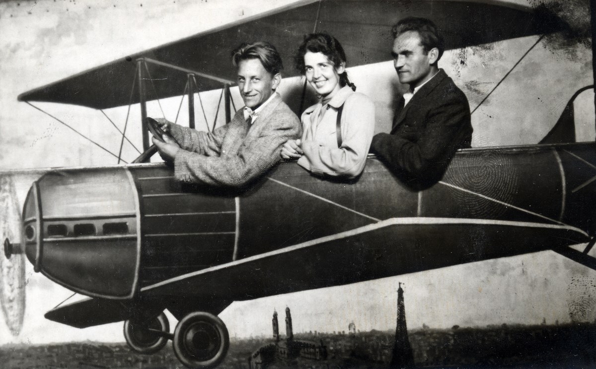 Oskar Hansen, NN, Lech Kunka, Paryż, 1948, fot. z archiwum Oskara Hansena, dzięki uprzejmości rodziny (źródło: materiały prasowe organizatora)